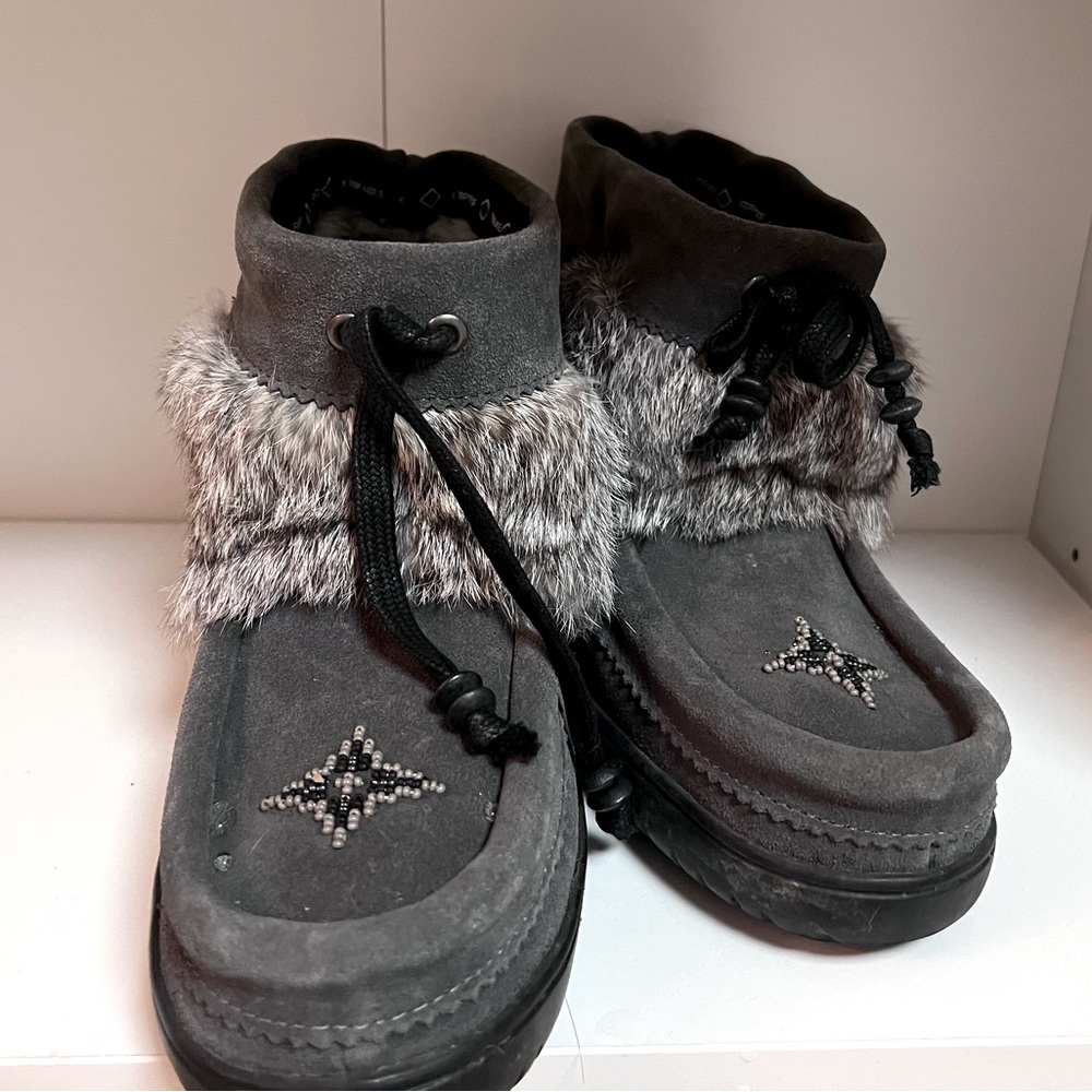 Muckluck grey short booties